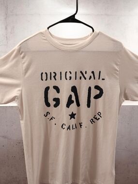 GAP Men's Short Sleeve Crewneck Tee in Cream with Black Logo